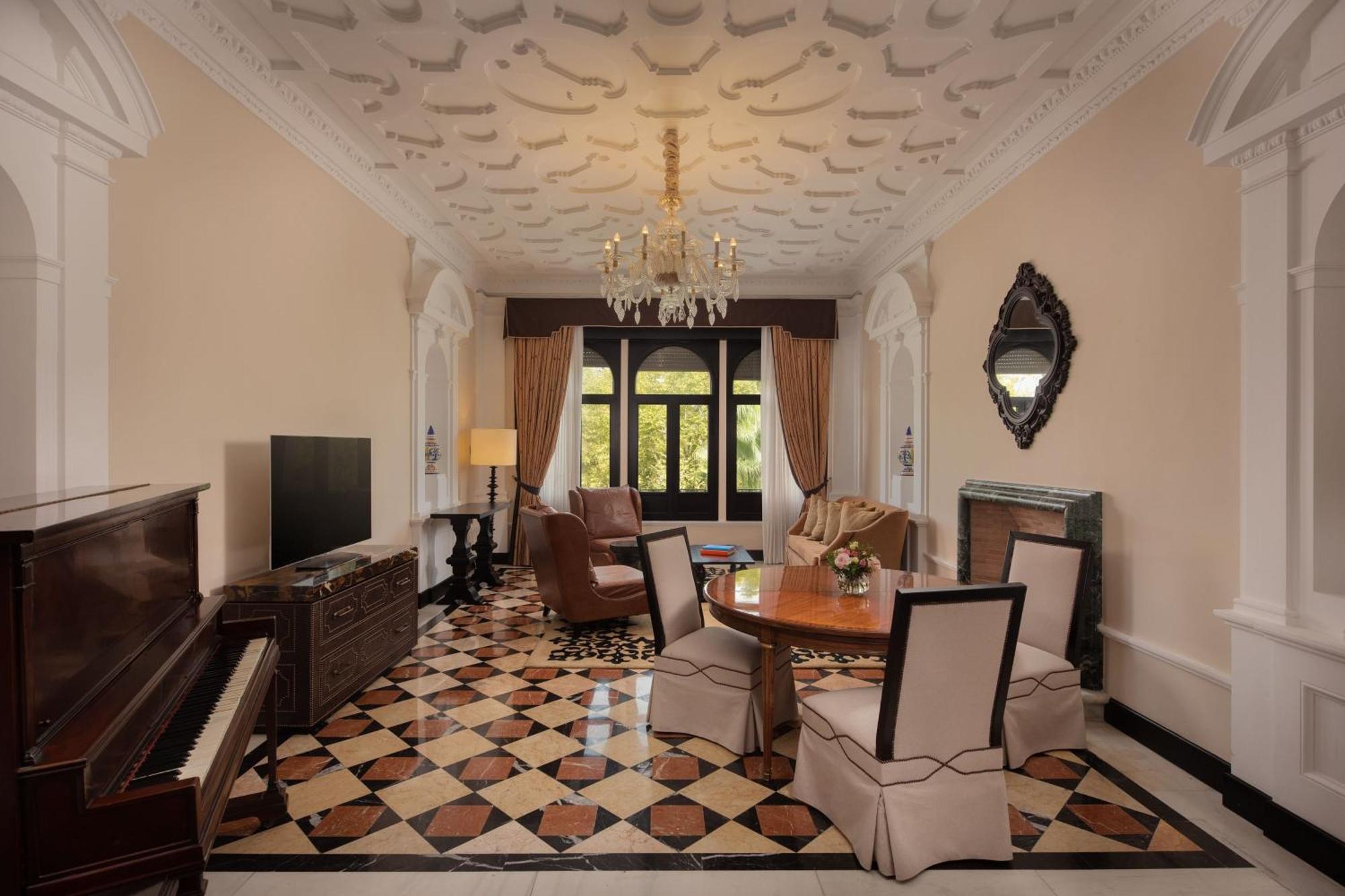塞维利亚阿方索十三世豪华精选酒店 外观 照片 A suite at the hotel