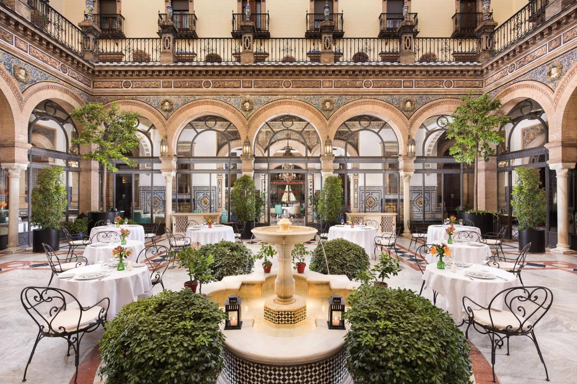 塞维利亚阿方索十三世豪华精选酒店 外观 照片 The hotel's interior courtyard