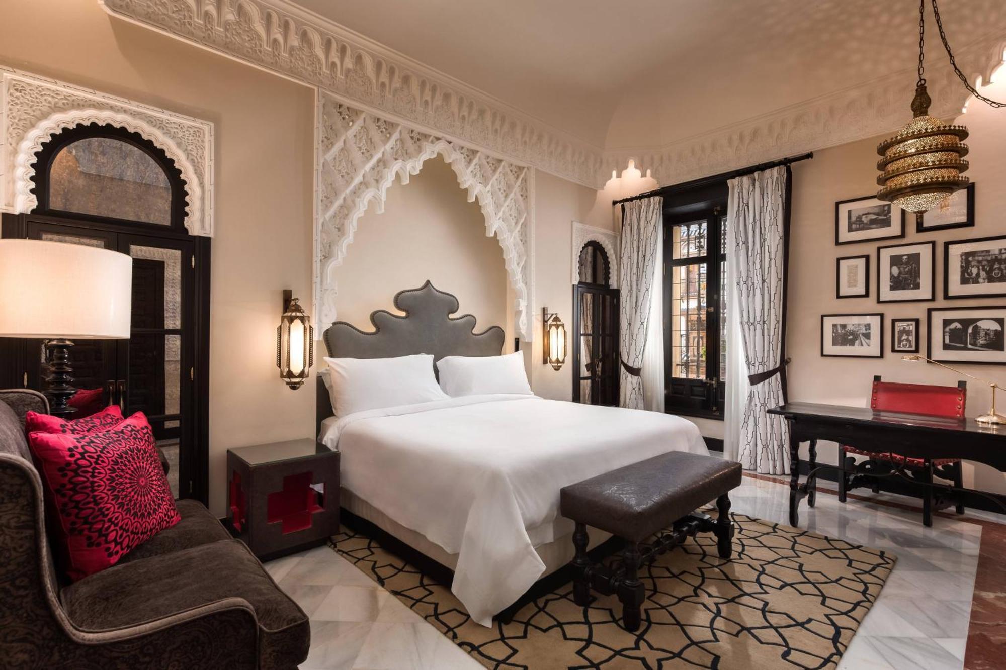 塞维利亚阿方索十三世豪华精选酒店 外观 照片 A bedroom at the Taj Mahal Palace