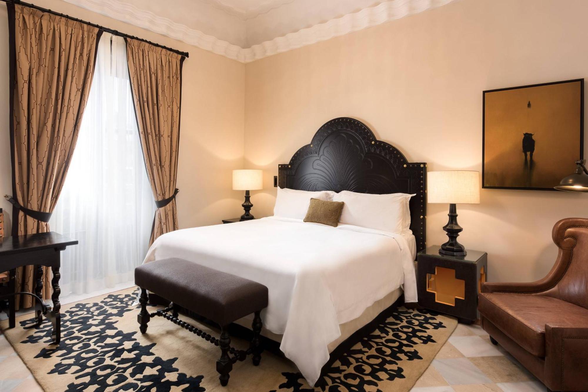 塞维利亚阿方索十三世豪华精选酒店 外观 照片 A bedroom at the hotel